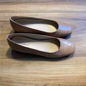 Trotters Women's Tan Croc-Embossed Flats